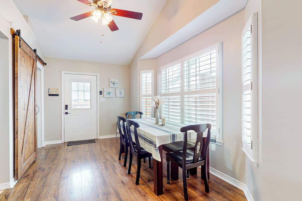Dog-friendly Yard! Retreat 11 Mi to Destin & Beach