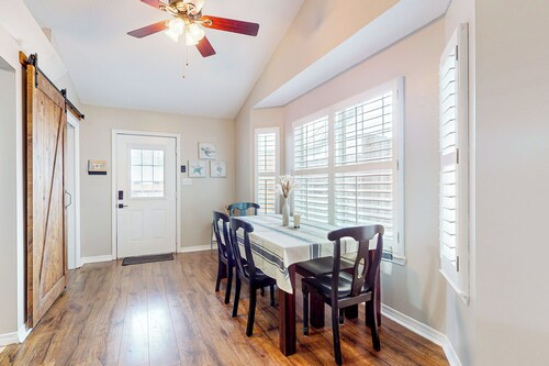 Dog-friendly 3BR Near Destin w/ Fireplace, W & D