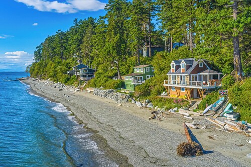 Beachfront Studio w/ Lovely Views, Private Patio