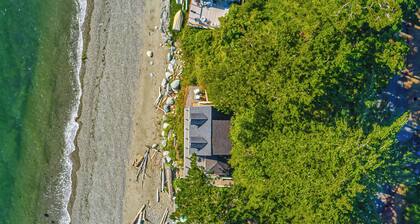 Beachfront Studio w/ Lovely Views, Private Patio