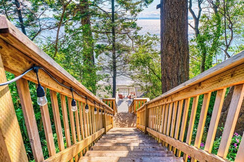 Beachfront Studio w/ Lovely Views, Private Patio