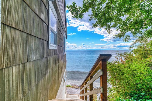 Beachfront Studio w/ Lovely Views, Private Patio