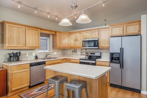 2BR Home w/ Fireplace, Streaming, Dogs Allowed