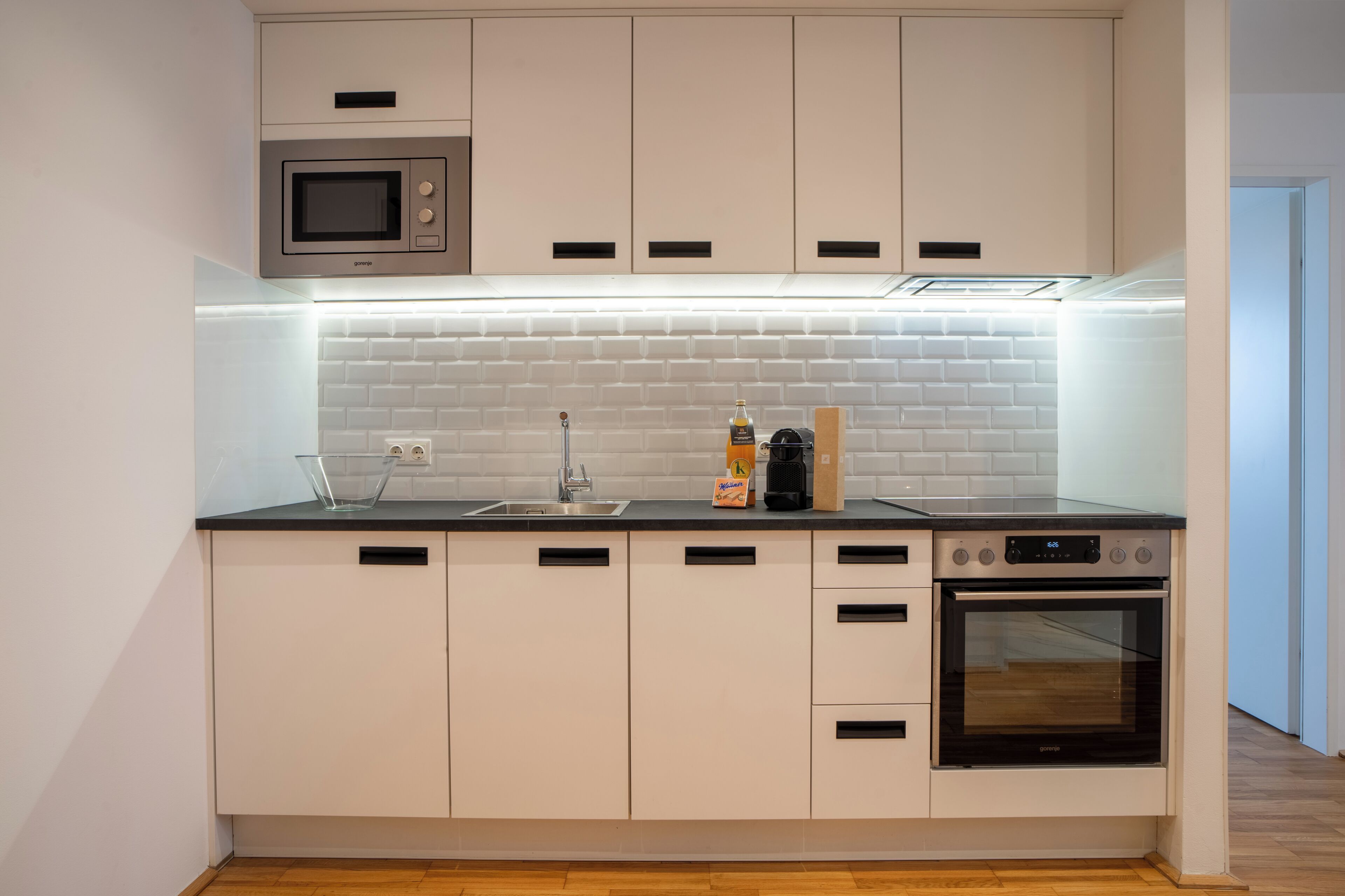 Full-size fridge, microwave, oven, stovetop