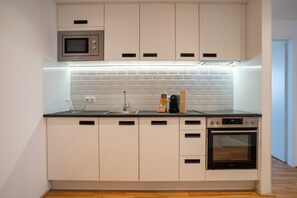 Geladeira grande, micro-ondas, fogão, cooktop