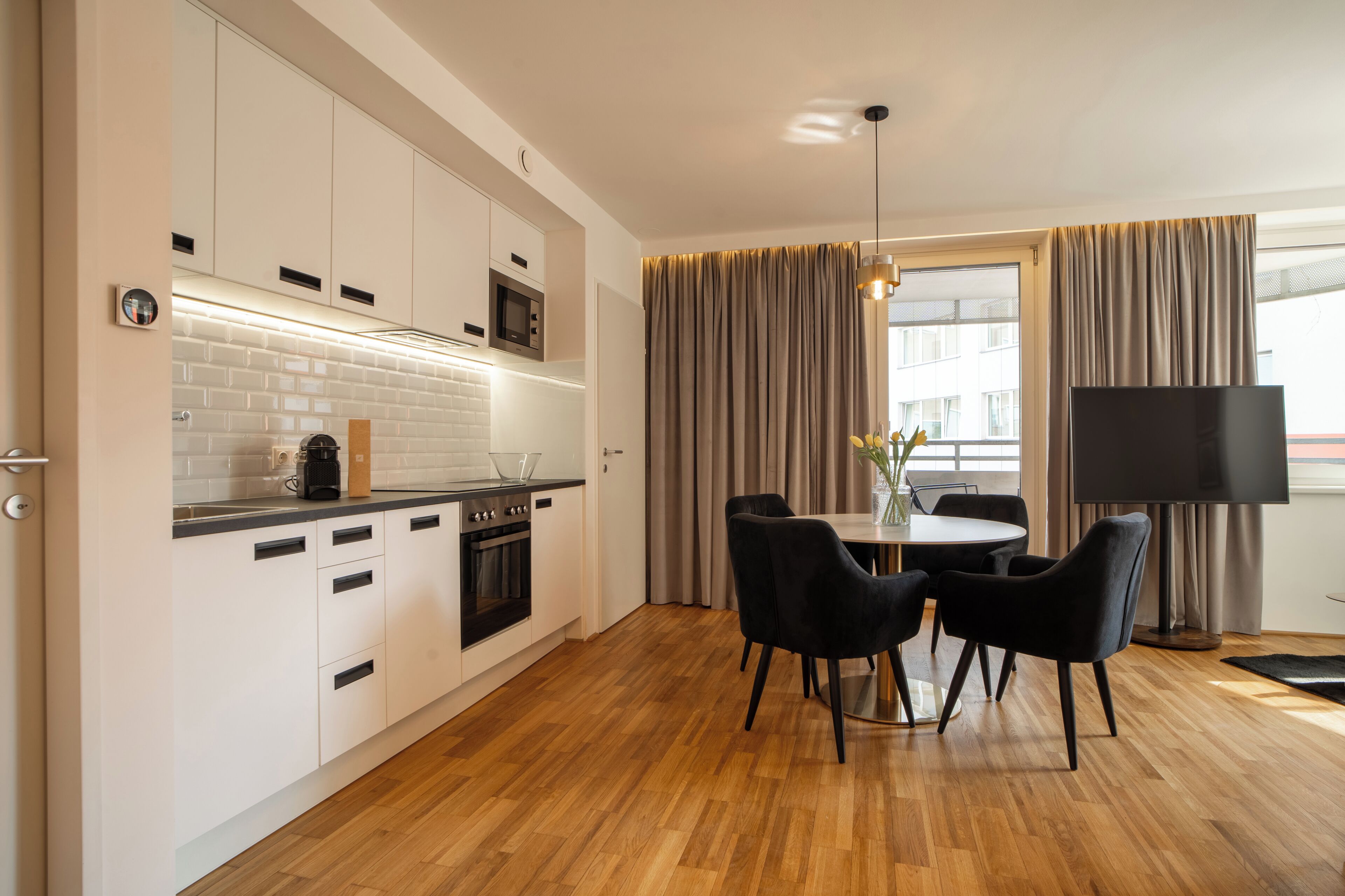 Classic-Apartment, 1 Schlafzimmer, eigenes Bad | Eigene Küche | Großer Kühlschrank, Mikrowelle, Ofen, Herdplatte