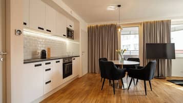 Classic-Apartment, 1 Schlafzimmer, eigenes Bad | Eigene Küche | Großer Kühlschrank, Mikrowelle, Ofen, Herdplatte