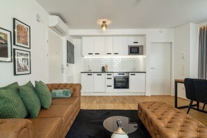 Departamento Deluxe, 1 habitación, balcón | Cocina privada | Refrigerador con congelador, microondas, horno y parrilla de estufa 
