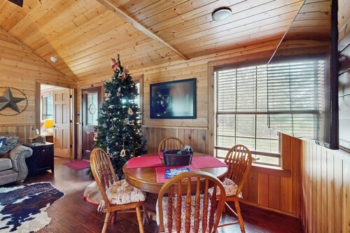 Water-view Cabin w/ Front Porch, W & D, Streaming