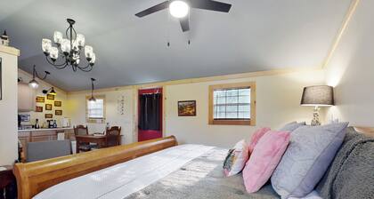 1BR Rustic Cabin w/ Kitchenette, Streaming & Wifi