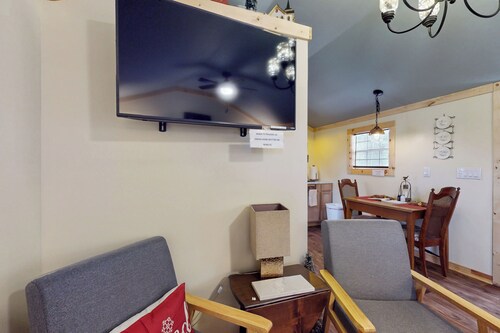 1BR Rustic Cabin w/ Kitchenette, Streaming & Wifi