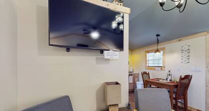 1BR Rustic Cabin w/ Kitchenette, Streaming & Wifi