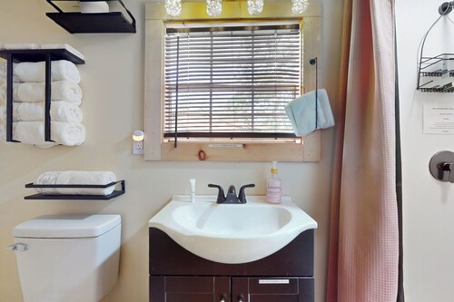 1BR Rustic Cabin w/ Kitchenette, Streaming & Wifi