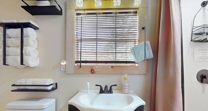 1BR Rustic Cabin w/ Kitchenette, Streaming & Wifi