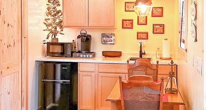 1BR Rustic Cabin w/ Kitchenette, Streaming & Wifi