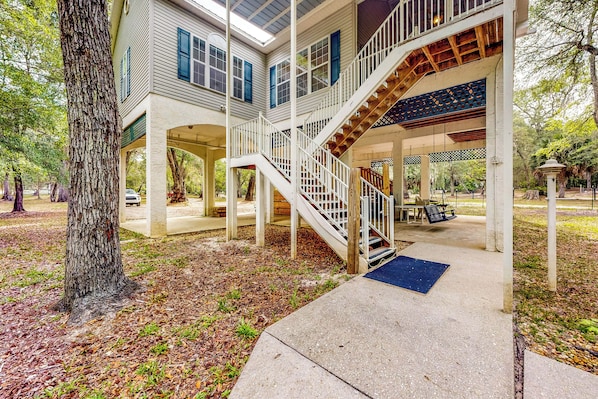 House (3 Bedrooms) | Front of property - Beautiful, Waterfront log Home w/ Nature Views (Bell)