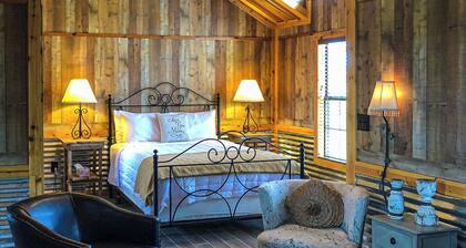 1BR Water-view Cabin w/ Kitchenette, Streaming, AC