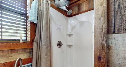 1BR Water-view Cabin w/ Kitchenette, Streaming, AC