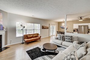 Interior - 2 Mi to Arts & Design District: Retreat w/ Yard (Carmel)