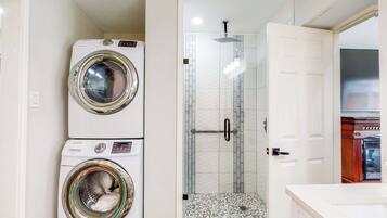 House (6 Bedrooms) | Interior