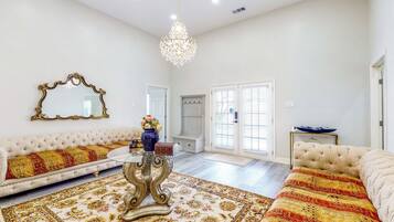 House (6 Bedrooms) | Interior