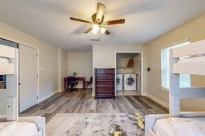 House (6 Bedrooms) | Interior