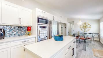 House (6 Bedrooms) | Interior