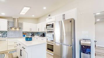 House (6 Bedrooms) | Interior