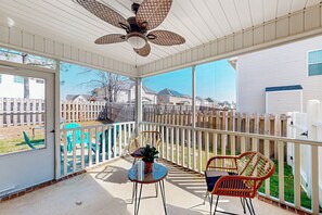 Interior - Lovely 3BR Home w/ Patio, Fireplace, Pool & Gym (Cameron)