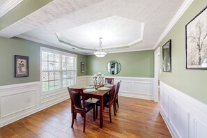 Interior - Lovely 3BR Home w/ Patio, Fireplace, Pool & Gym (Cameron)