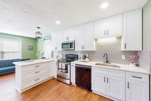 Lovely 3BR Home w/ Patio, Fireplace, Pool & Gym