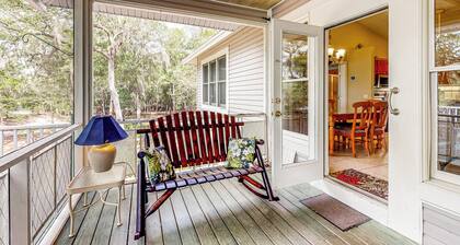 Charming Suwanee House and Bungalow!