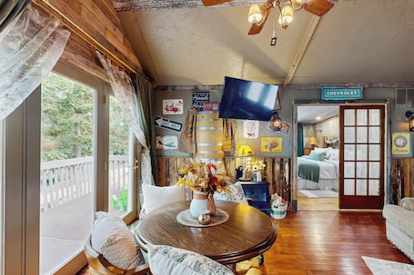 Appartamento (1 Bedroom) | Interni. Nearby Trails: 1BR Apartment w/ W & D