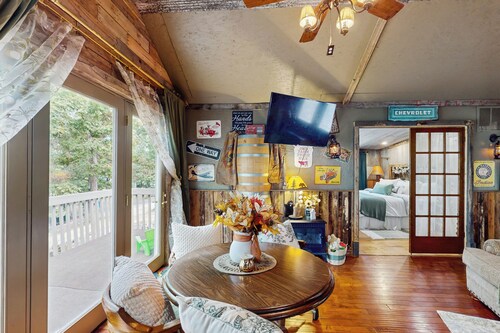 Nearby Trails: 1BR Apartment w/ W & D