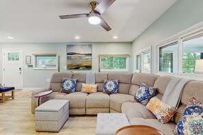 Interior - 2 BR Lakefront House w/ Hot Tub in ADK Park (Gloversville)