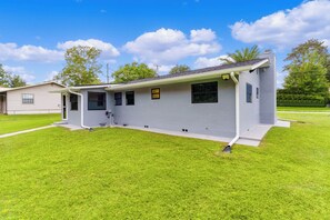 House (2 Bedrooms) | Interior - Dog-friendly! Updated Cottage w/ Washer & Dryer (Belleview)