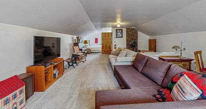 3BR Rustic Riverfront Home w/ Wood Stove