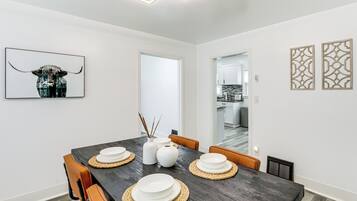 House (3 Bedrooms) | Interior