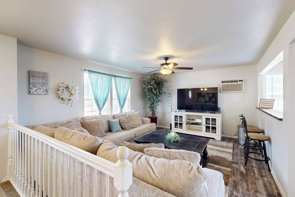 History, Hikes & Cozy Nights: Parowan Gem w/ Deck! - Panguitch Lake Resort, UT