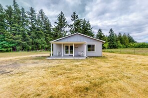 House (2 Bedrooms) | Interior - Homested Cottage: Home on Beautiful Farmland (Dallas)