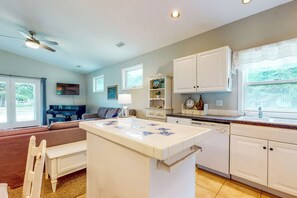 House (2 Bedrooms) | Interior - Homested Cottage: Home on Beautiful Farmland (Dallas)