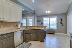 House (3 Bedrooms) | Interior - 3 BR Cozy Family Home w/ Playground (Valdosta)