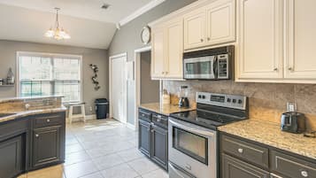 House (3 Bedrooms) | Interior
