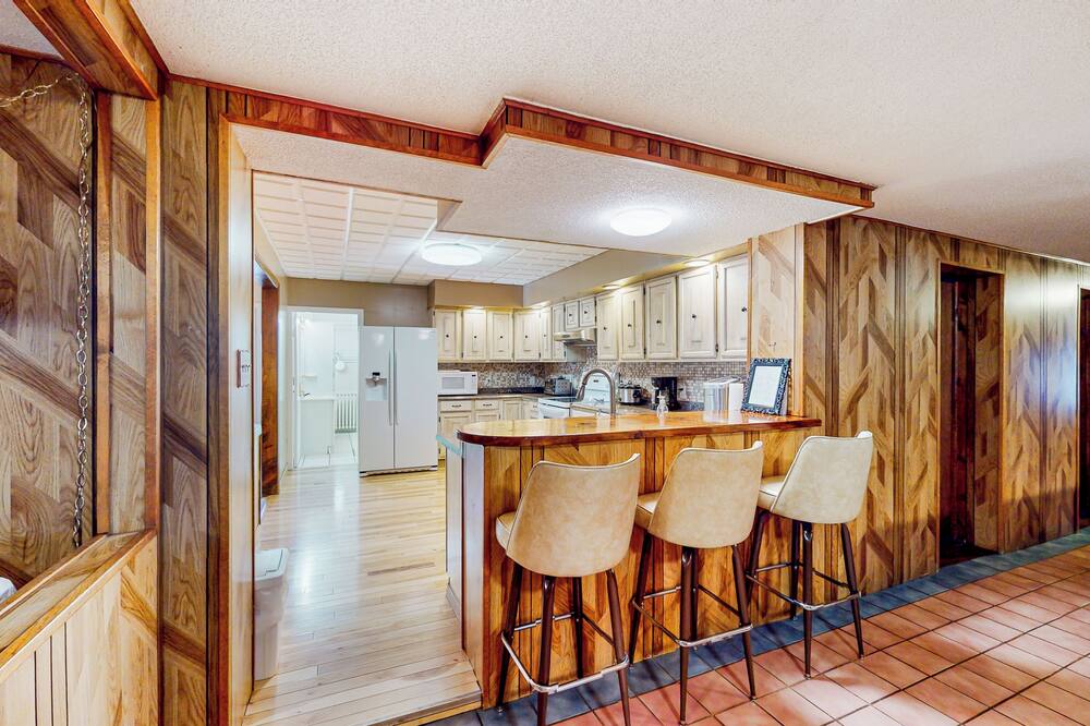 4BR Centrally Located Home - Hot Tub & Pool Table - Stockholm, ME