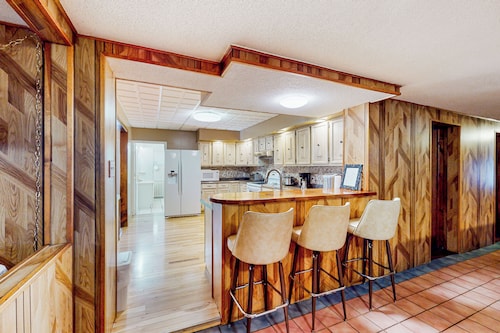 4BR Centrally Located Home - Hot Tub & Pool Table