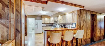 4BR Centrally Located Home - Hot Tub & Pool Table