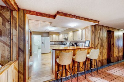 4BR Centrally Located Home - Hot Tub & Pool Table