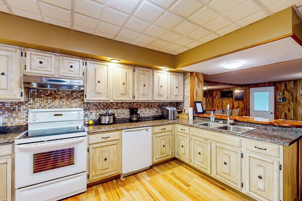 House (4 Bedrooms) | Interior - 4BR Centrally Located Home - Hot Tub & Pool Table (Madawaska)