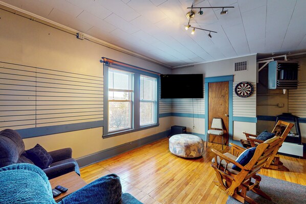 Interior - 4BR Centrally Located Home - Hot Tub & Pool Table (Madawaska)