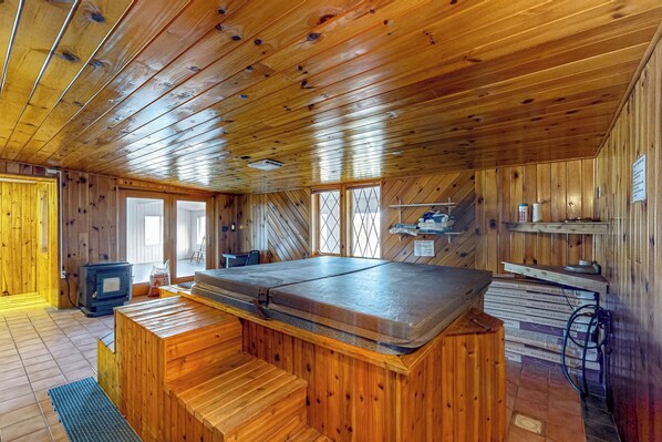 Interior - 4BR Centrally Located Home - Hot Tub & Pool Table (Madawaska)